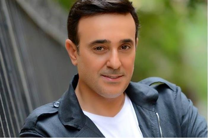 والدة صابر الرباعي تبكي متأثرة في اول ظهور لها -فيديو