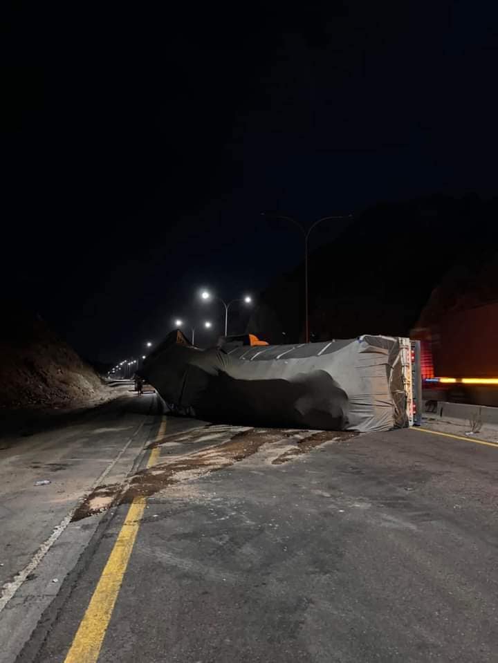 صورة حول : بالصور.. اشتعال شاحنتين وتدهور ثالثة بالعقبة بالصور.. اشتعال شاحنتين وتدهور ثالثة بالعقبة