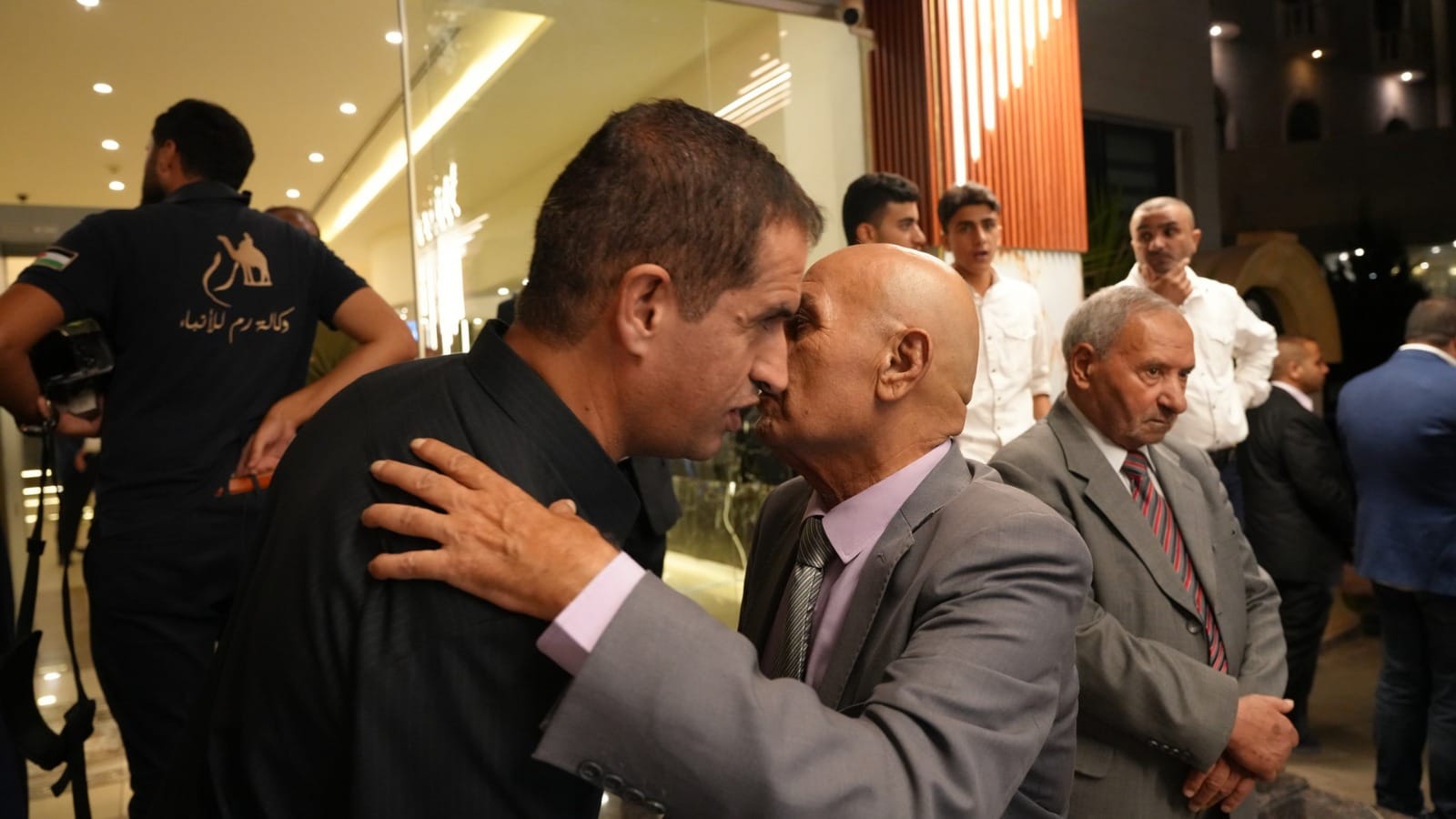 بالصور والفيديو ... الزميل القرعان يولم للفايز والعيسوي