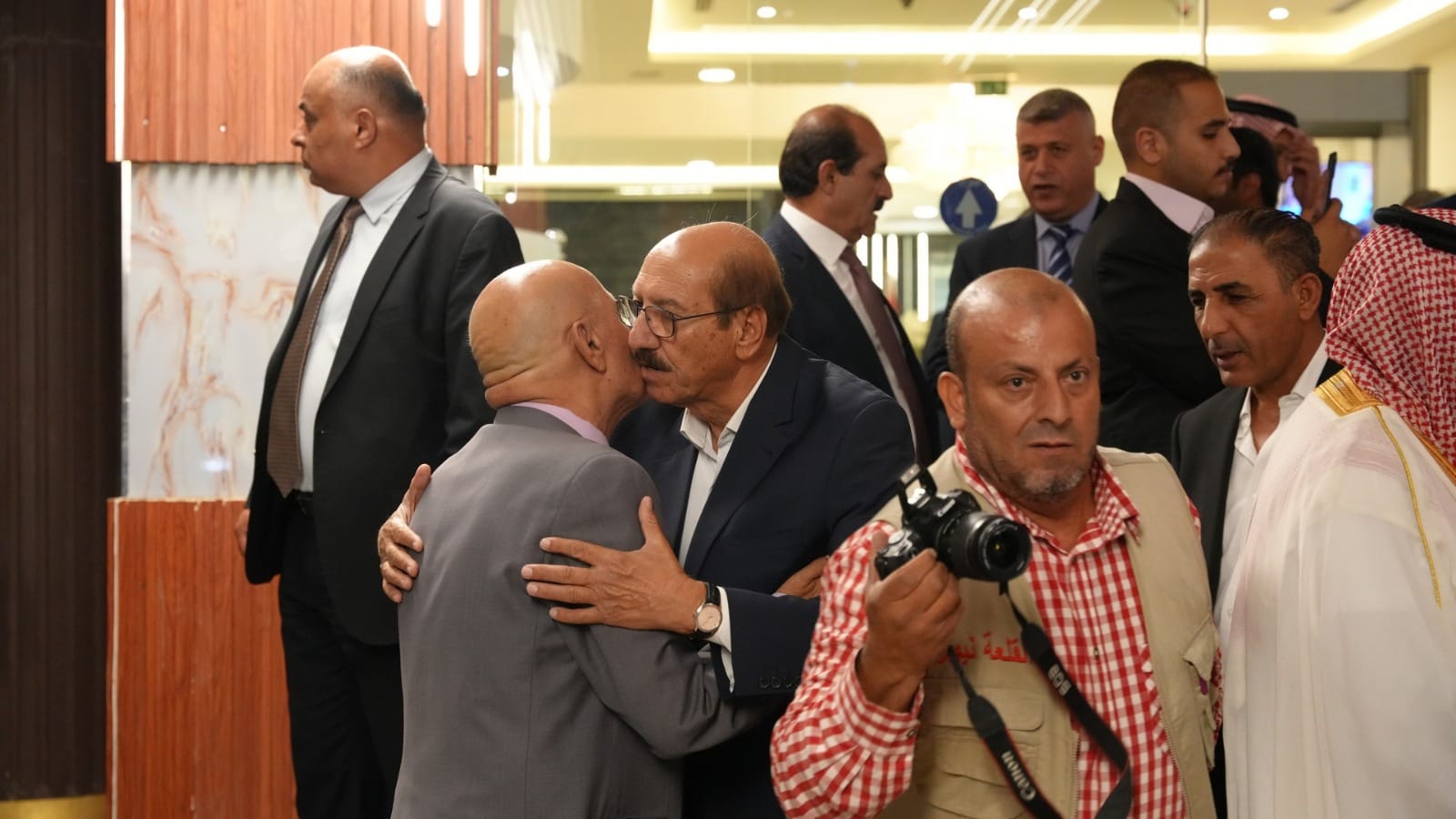 بالصور والفيديو ... الزميل القرعان يولم للفايز والعيسوي