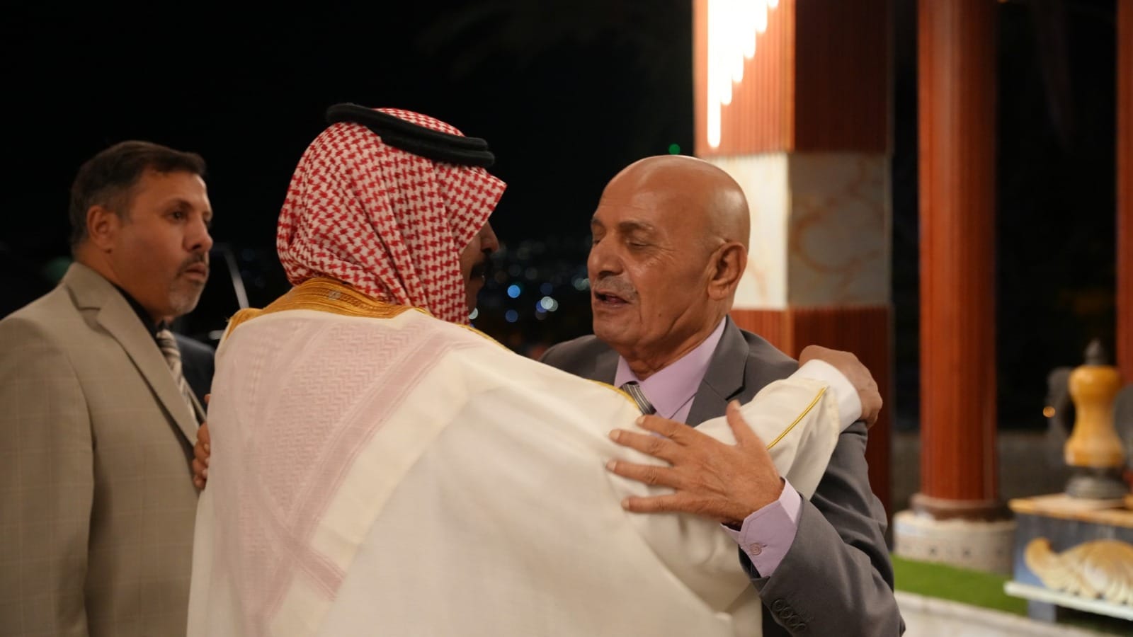 بالصور والفيديو ... الزميل القرعان يولم للفايز والعيسوي