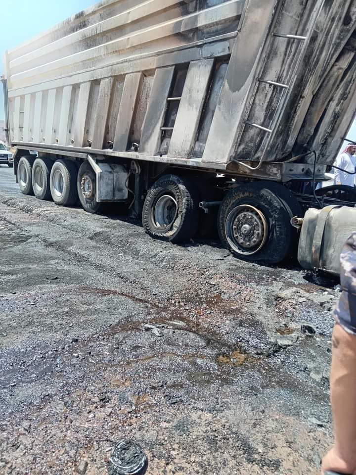 بالصور.. اشتعال شاحنتين وتدهور ثالثة بالعقبة