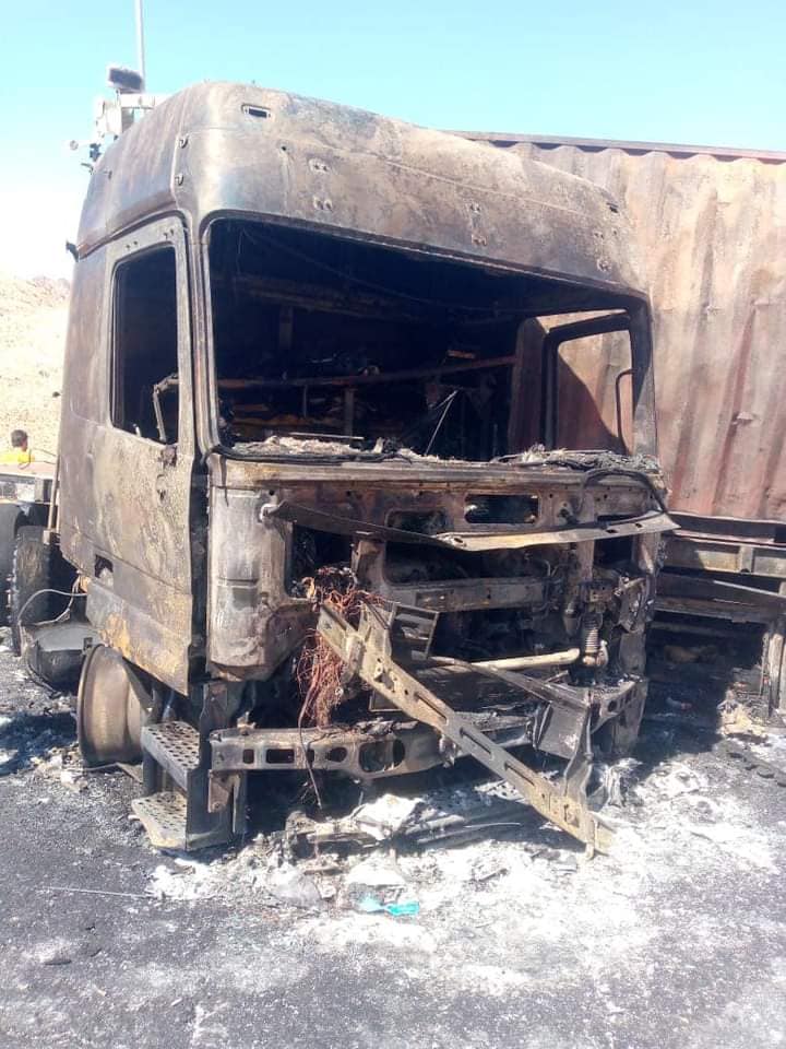 بالصور.. اشتعال شاحنتين وتدهور ثالثة بالعقبة