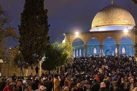 صورة حول : آلاف الفلسطينيين يؤدون صلاة الفجر في المسجد الأقصى آلاف الفلسطينيين يؤدون صلاة الفجر في المسجد الأقصى