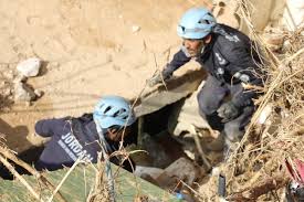 شاهد بالصور.. فريق البحث والإنقاذ الدولي الأردني: نخوتنا تسابق الأقدام في درنة المنكوبة