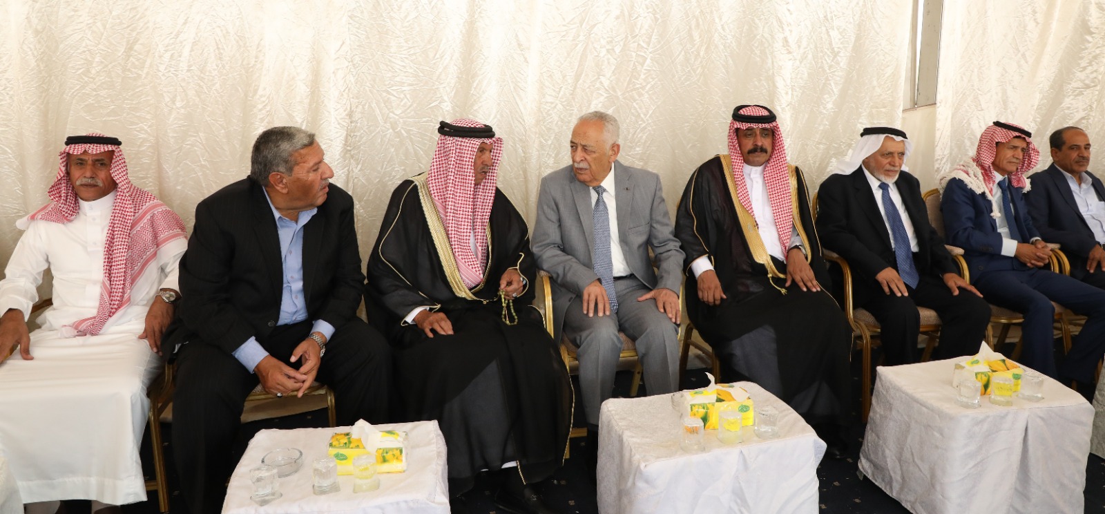 صورة حول : العيسوي ينقل تعازي الملك وولي العهد الى عشائر الدبايبة والتربين وآل حمارنة العيسوي ينقل تعازي الملك وولي العهد الى عشائر الدبايبة والتربين وآل حمارنة