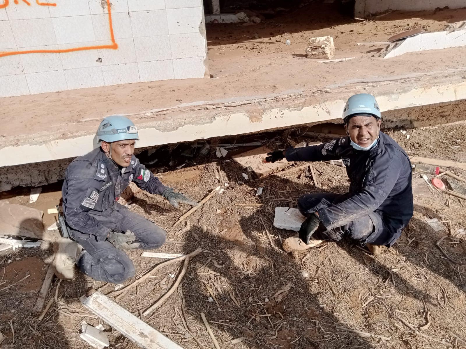 شاهد بالصور.. فريق البحث والإنقاذ الدولي الأردني: نخوتنا تسابق الأقدام في درنة المنكوبة