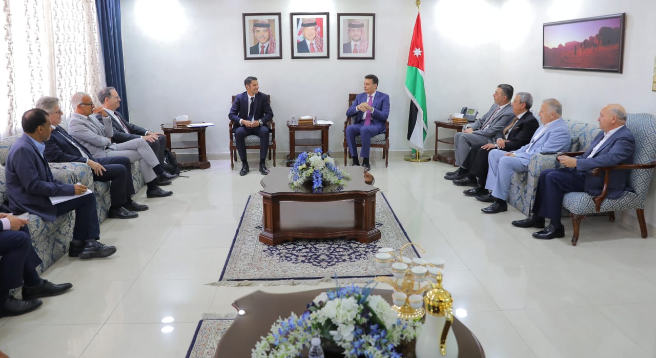 صورة حول : الصفدي ووفد فرنسي برلماني يؤكدون أهمية حل الدولتين ودعم اللاجئين والتعاون في قطاع المياه الصفدي ووفد فرنسي برلماني يؤكدون أهمية حل الدولتين ودعم اللاجئين والتعاون في قطاع المياه