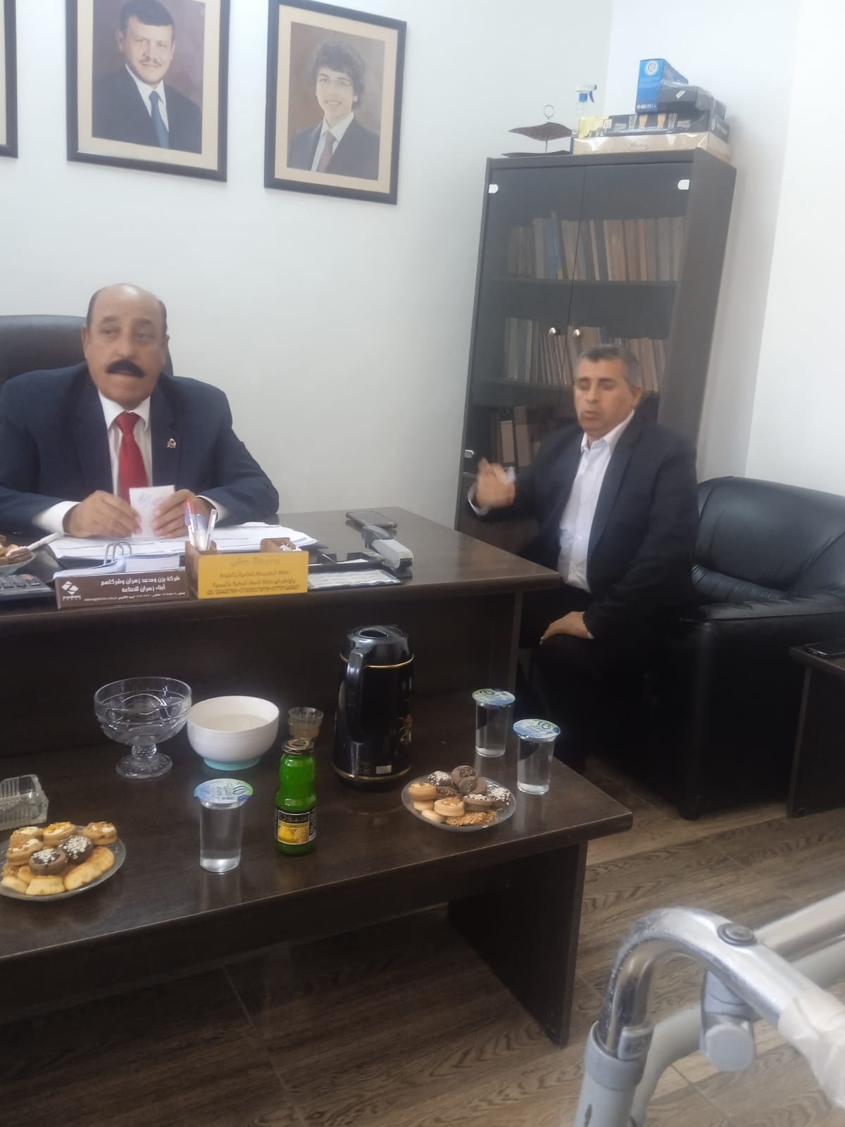 الشوبكي يتفقد أحد رفقاء السلاح ويزور مكتبي (الأمن والحماية) والتجاري في الطفيلة