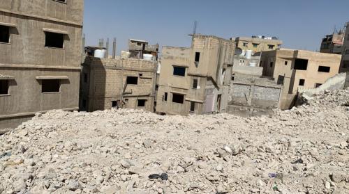 الأمانة تواصل هدم العمارات القديمة في حي الطفايلة بالجوفة