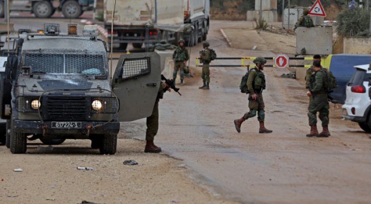 الاحتلال الإسرائيلي يعتقل ٥ فلسطينيين على حاجز بيت فوريك في نابلس