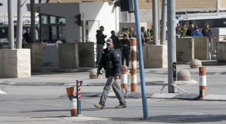 الاحتلال يطلق النار على فلسطيني بزعم تنفيذه عملية دعس عند حاجز قلنديا