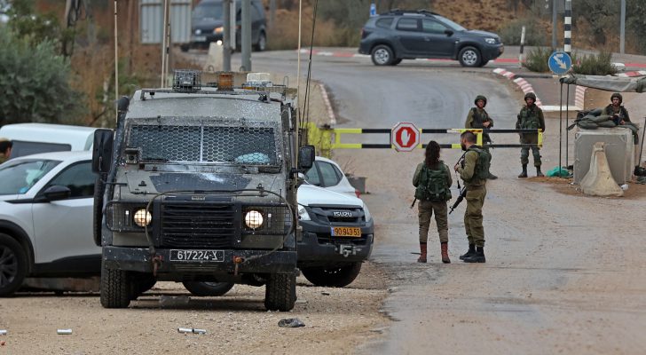 صورة حول : الاحتلال يغلق حاجز قلنديا ويشدد إجراءاته في محيط القدس الاحتلال يغلق حاجز قلنديا ويشدد إجراءاته في محيط القدس