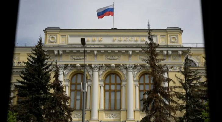 البنك المركزي الروسي يرفع نسبة الفائدة الرئيسية إلى ١٣ %