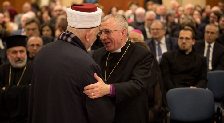 صورة حول : المطران يونان ينقل هموم الفلسطينيين إلى دوائر مؤثرة في بريطانيا المطران يونان ينقل هموم الفلسطينيين إلى دوائر مؤثرة في بريطانيا