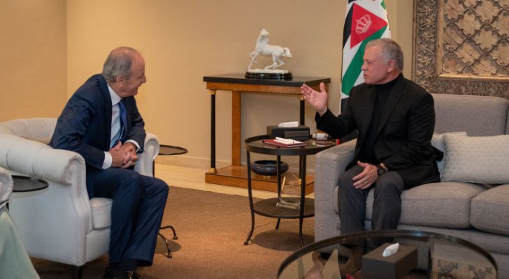 الملك يستقبل نائب رئيس الوزراء ووزير الخارجية والدفاع الإيرلندي - فيديو