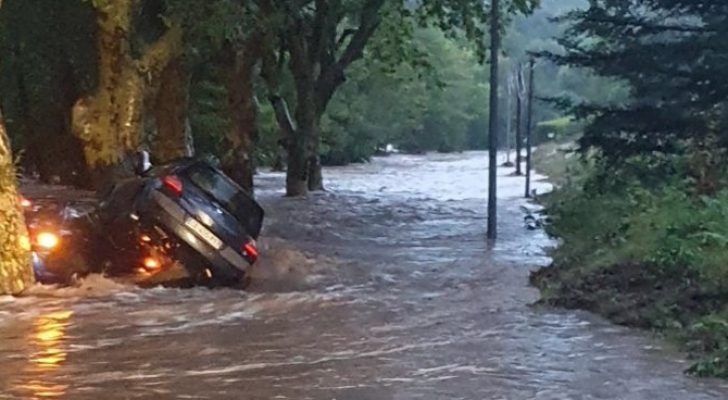 بسبب العواصف.. فرنسا تعلن حالة الإنذار البرتقالي في ١٠ أقاليم