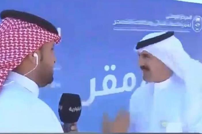 صورة حول : سقوط لوحة على مذيع وضيفه أثناء لقاء تلفزيوني في السعودية - فيديو سقوط لوحة على مذيع وضيفه أثناء لقاء تلفزيوني في السعودية - فيديو