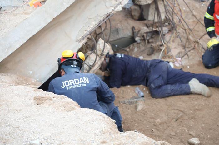 شاهد بالصور.. فريق البحث والإنقاذ الدولي الأردني: نخوتنا تسابق الأقدام في درنة المنكوبة