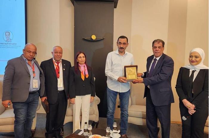 مهيدات يشارك في جلسة حوارية لمؤتمر الصيادلة السادس عشر