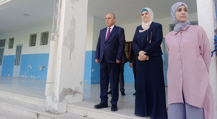 محافظة يحضر الطابور الصباحي في مدرسة النعيمة الثانوية للبنات