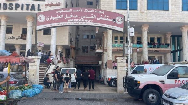 شاهدوا. غارة جوية تستهدف محيط مقر الهلال الأحمر الفلسطيني في قطاع غزة