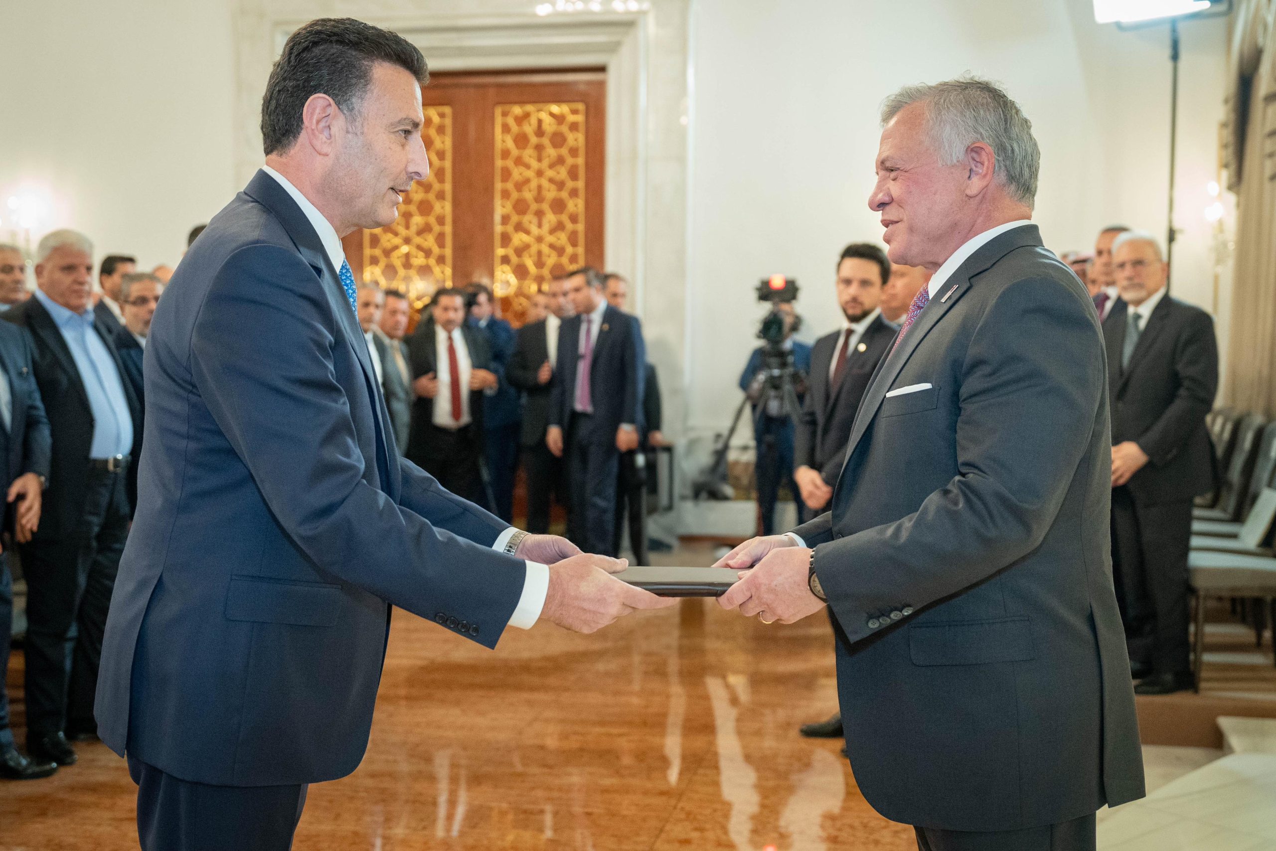 صورة حول : فيديو وصور.. الملك يستمع إلى رد مجلسي الأعيان والنواب على خطاب العرش فيديو وصور.. الملك يستمع إلى رد مجلسي الأعيان والنواب على خطاب العرش