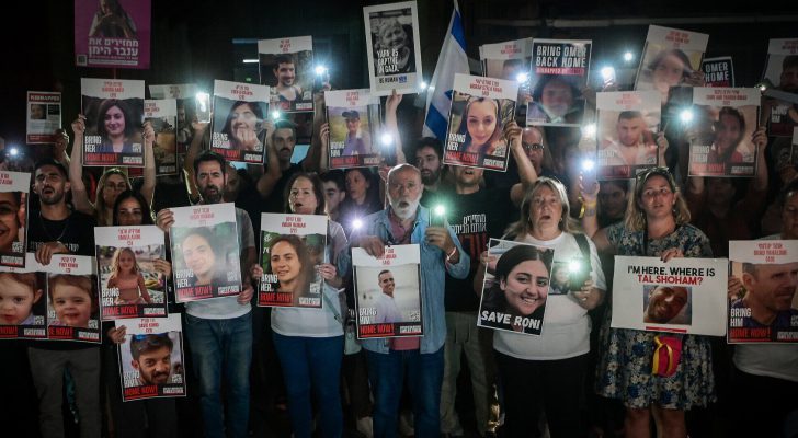 أهالي محتجزين لدى حماس يطالبون نتنياهو بالموافقة على صفقة تبادل الأسرى