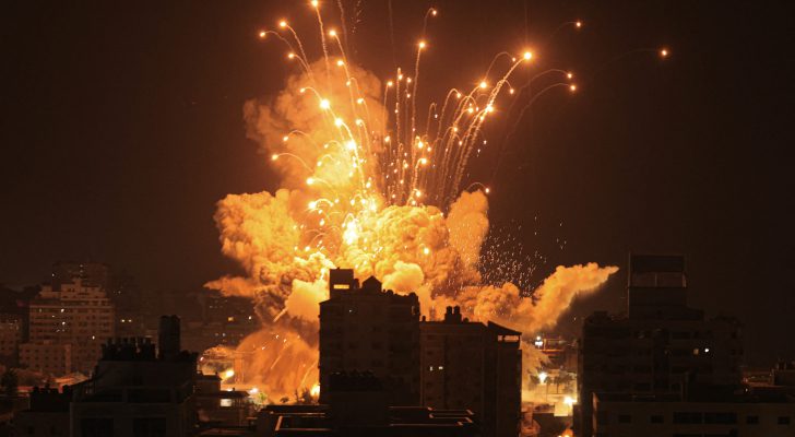 استشهاد ٢٢ فلسطينيًا في غارات للاحتلال استهدفت رفح جنوب قطاع غزة