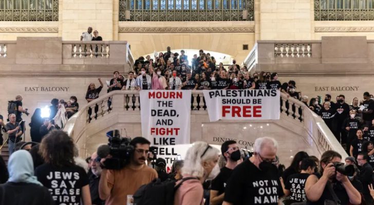 صورة حول : الشرطة الأمريكية تعتقل مئات المؤيدين لغزة في نيويورك الشرطة الأمريكية تعتقل مئات المؤيدين لغزة في نيويورك