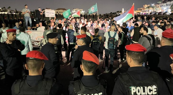 الأجهزة الأمنية تمنع المتظاهرين من الوصول إلى السفارة الأمريكية في عبدون