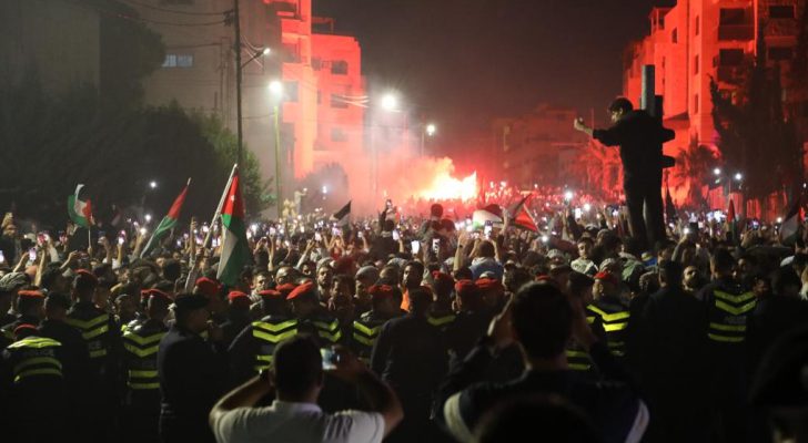 صورة حول : محافظ العاصمة يُوقف ٧٠ شخصًا شاركوا بأعمال شغب محافظ العاصمة يُوقف ٧٠ شخصًا شاركوا بأعمال شغب