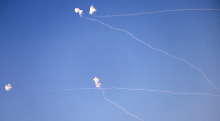 كتائب القسام تقصف بئر السبع برشقات صاروخية