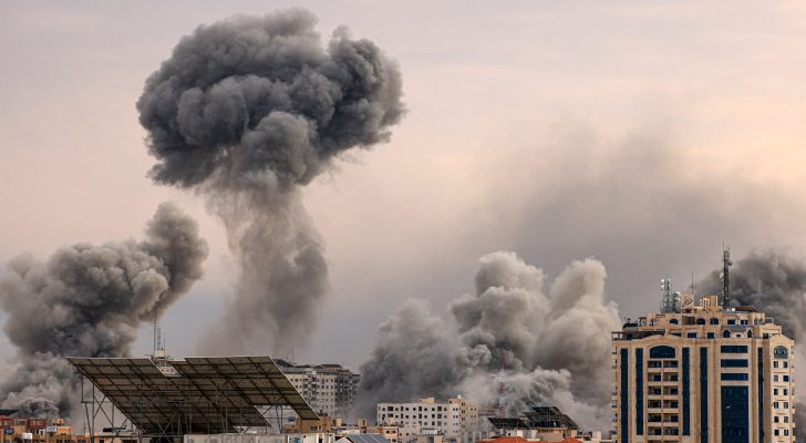 الاحتلال يستهدف بصاروخ مكاتب قناة رؤيا بمنطقة حي البدرساوي