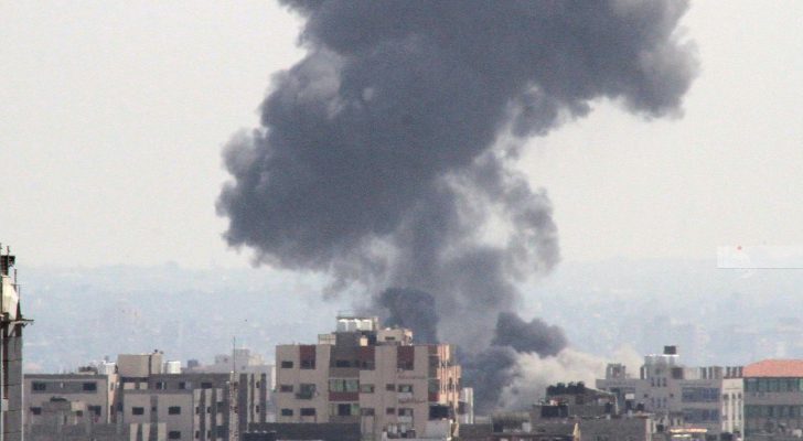 طائرات الاحتلال الحربية تشن غارات عنيفة المدنيين في غزة
