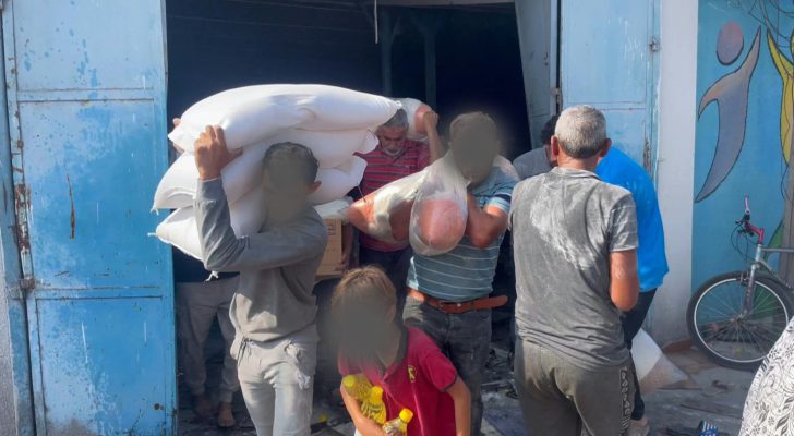 نازحون يقتحمون مكتب امدادات الأونروا نتيجة الجوع والحصار في قطاع غزة