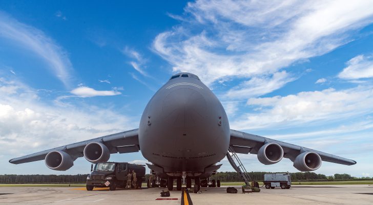 وصول طائرة أمريكية تحمل معدات وعتادا عسكريا إلى تل أبيب