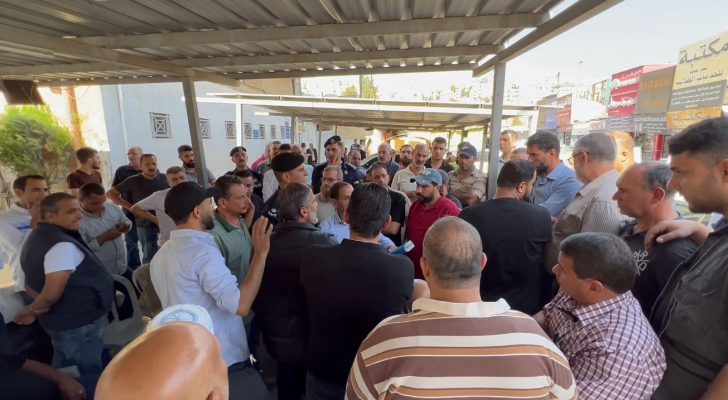 صورة حول : وقفة احتجاجية في سوق المحطة رفضا لإخلاء المحلات التجارية وقفة احتجاجية في سوق المحطة رفضا لإخلاء المحلات التجارية