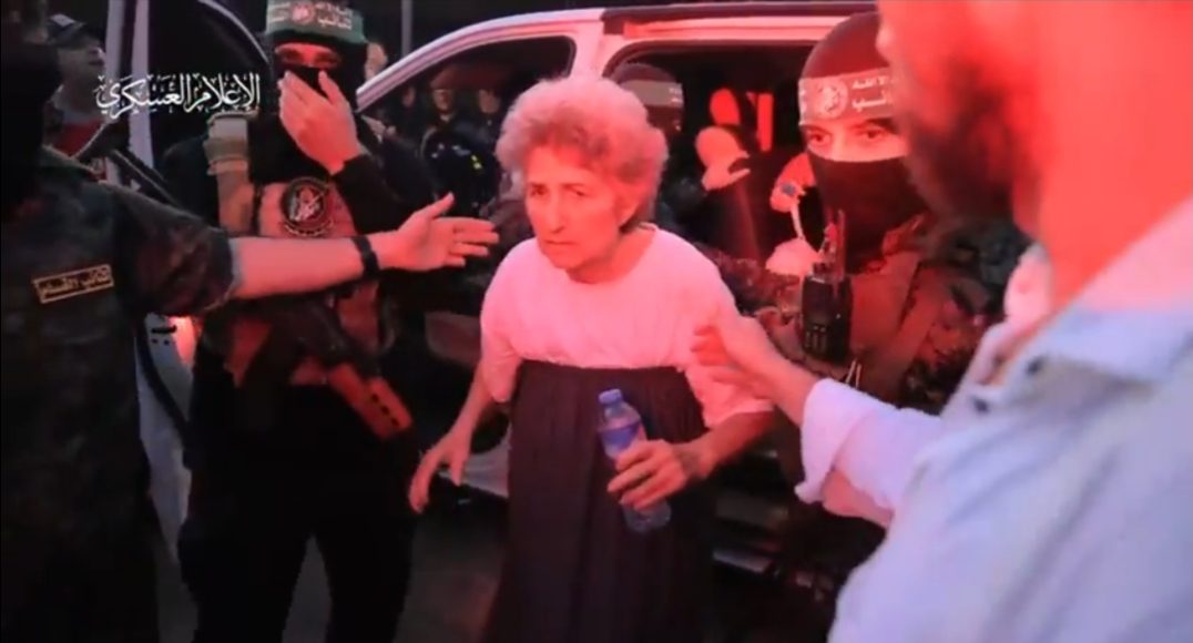 صورة حول : شاهد لحظة تسليم القسام محتجزين ضمن صفقة التبادل شاهد لحظة تسليم القسام محتجزين ضمن صفقة التبادل