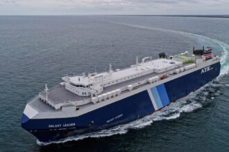 الحوثيون يعرضون مشاهد لعملية السيطرة على سفينة في البحر الأحمر