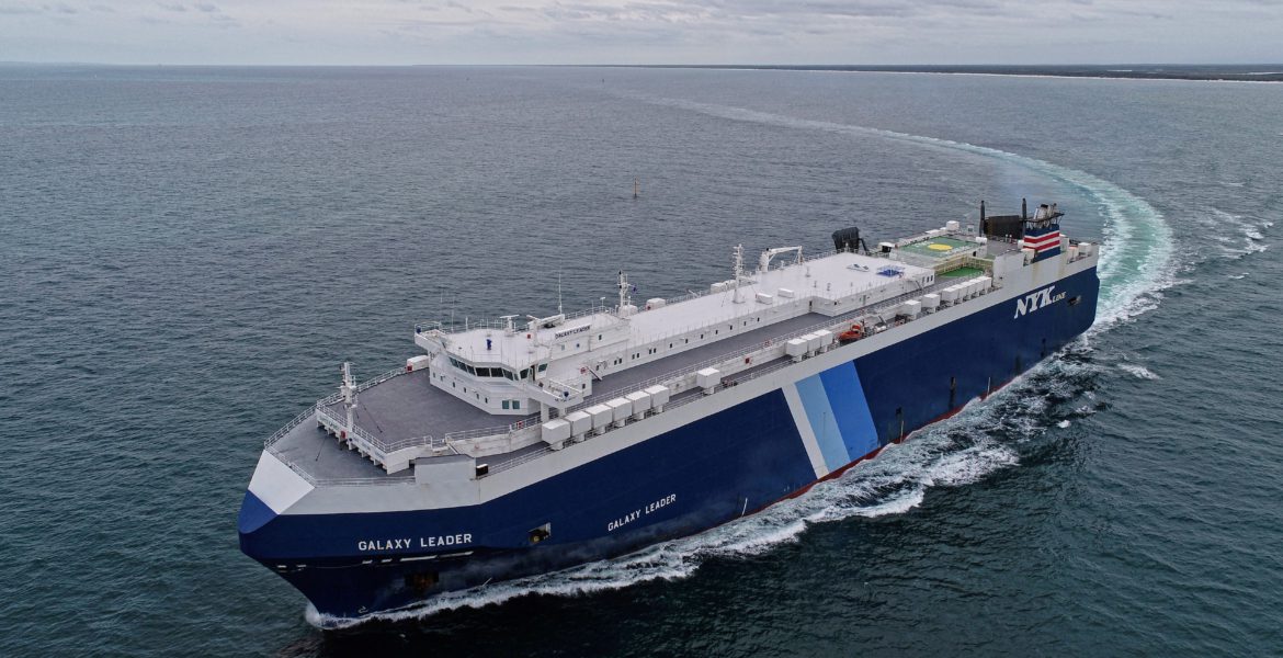 صورة حول : الحوثيون يعرضون مشاهد لعملية السيطرة على سفينة في البحر الأحمر الحوثيون يعرضون مشاهد لعملية السيطرة على سفينة في البحر الأحمر