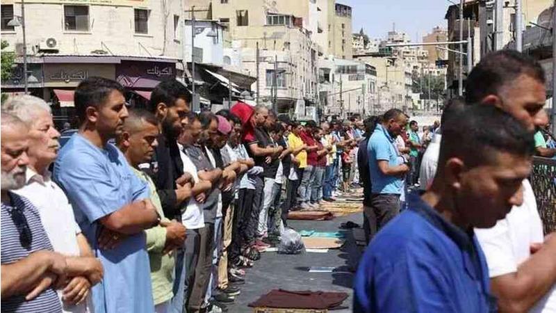 صورة حول : الأردنيون يؤدون صلاة الغائب على أرواح الشهداء الفلسطينيين الجمعة الأردنيون يؤدون صلاة الغائب على أرواح الشهداء الفلسطينيين الجمعة