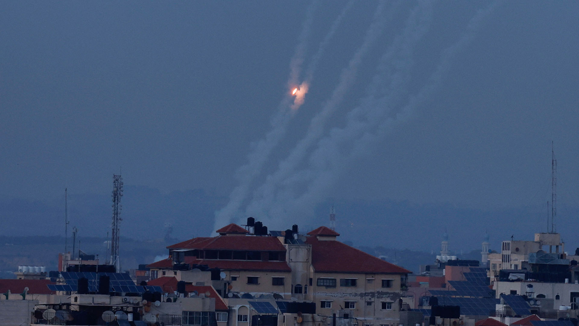 صورة حول : لليوم الـ42 رشقات صواريخ على بلدات في غلاف غزة لليوم الـ42 رشقات صواريخ على بلدات في غلاف غزة