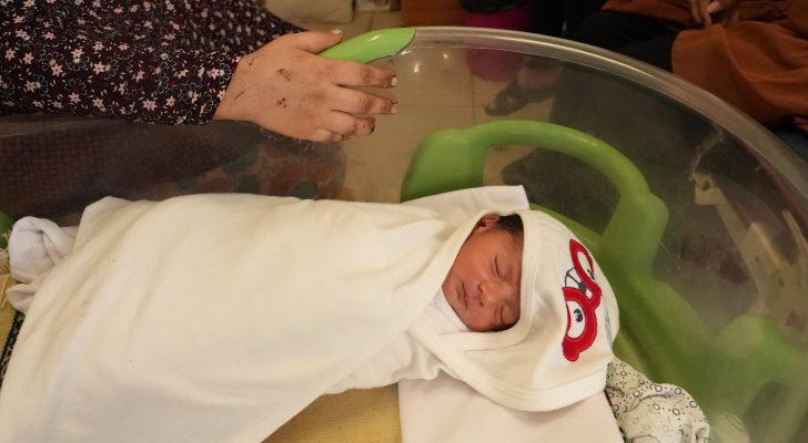 الأونروا: ٥٠ ألف حامل في غزة و٣٨٠ طفلا ولدوا في مدرسة تابعة للوكالة