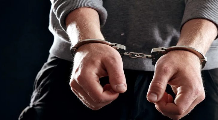 صورة حول : القبض على موظفين حكوميين قاما بالاعتداء على بلدية الزرقاء القبض على موظفين حكوميين قاما بالاعتداء على بلدية الزرقاء