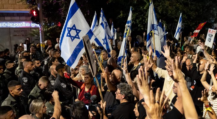 صورة حول : عائلات المحتجزين لدى حماس بعد لقائهم غالانت: شعارات فارغة عائلات المحتجزين لدى حماس بعد لقائهم غالانت: شعارات فارغة