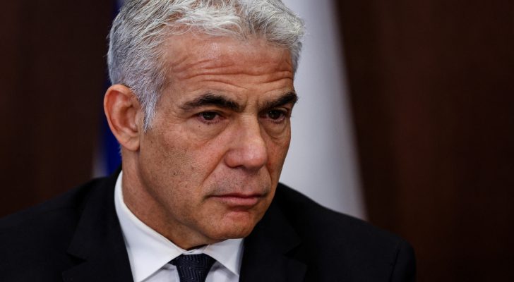 لابيد: يجب على السلطة الفلسطينية تولي إدارة غزة ليتمكن سكان بئيري وسديروت العودة إلى منازلهم