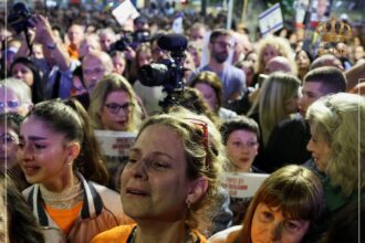 شاهد الآلاف يتظاهرون في تل أبيب ويطالبون نتينياهو بتحرير اسراهم لدى حماس