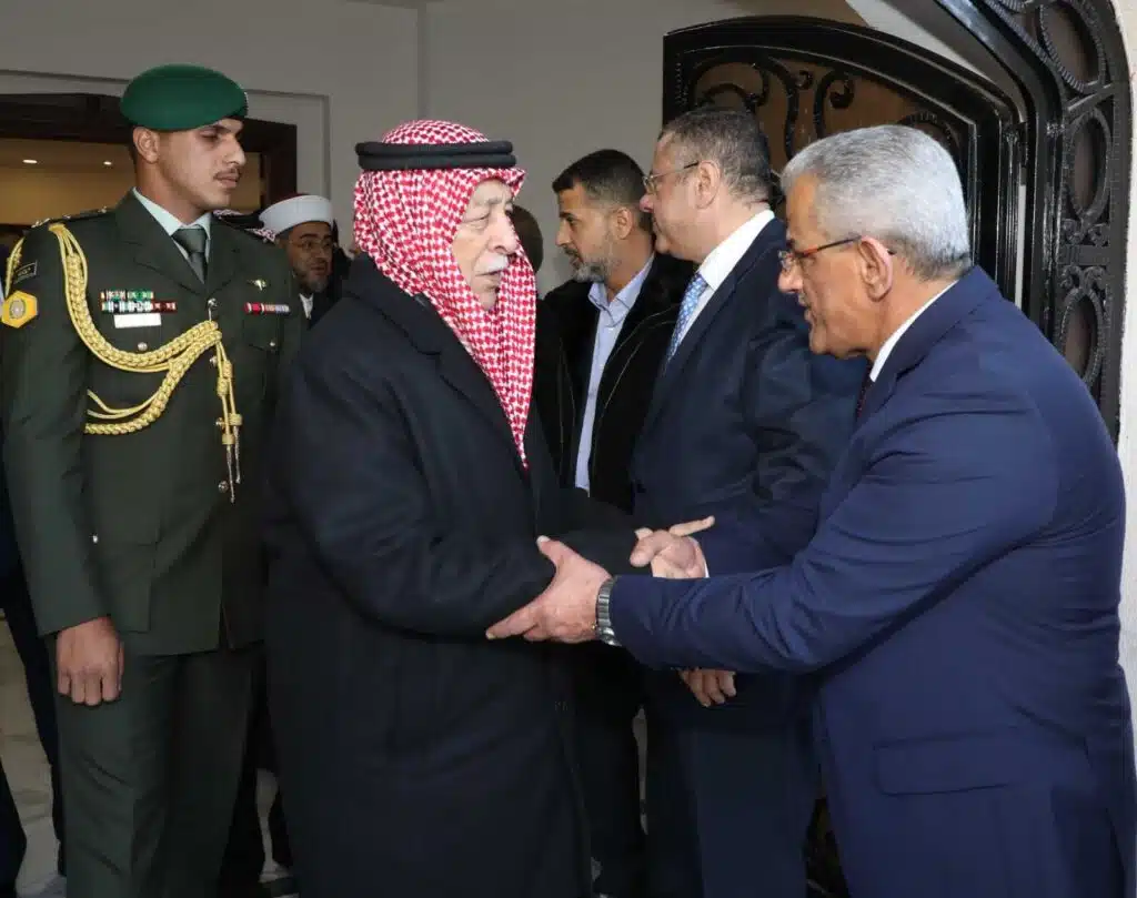 صورة حول : مندوبا عن الملك وولي العهد العيسوي يعزي عشيرة الضمور مندوبا عن الملك وولي العهد العيسوي يعزي عشيرة الضمور