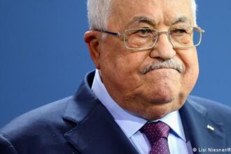 عباس بفضل المفاوضات على المقاومة المسلحة لإنهاء اغتصاب فلسطين